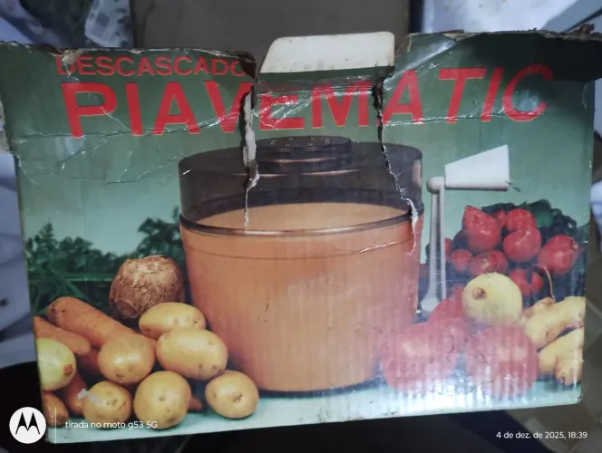 Descascador de batatas antigo