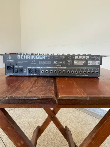 Mesa de Sôm Behringer xenyx 2222 fx usada.