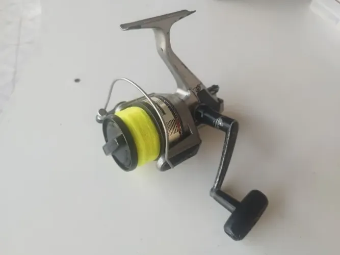 Molinete de pesca Daiwa modelo BG / BA 2.000 Long Cast tamanho médio