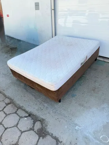 Cama de casal usada