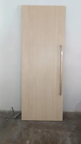 Porta Pivotante com puxadores e amortecedor 