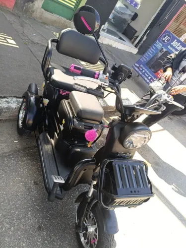 Triciclo YALA ZERO SEM USO
