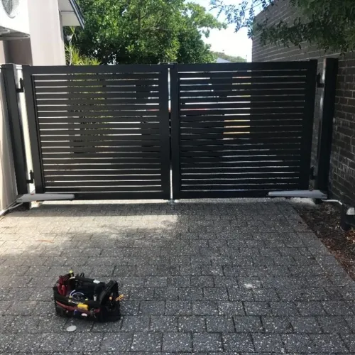     Portão Automático em Alumínio Preto Moderno