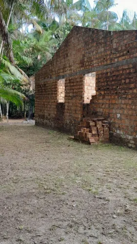 Vende_se um terreno com uma construção