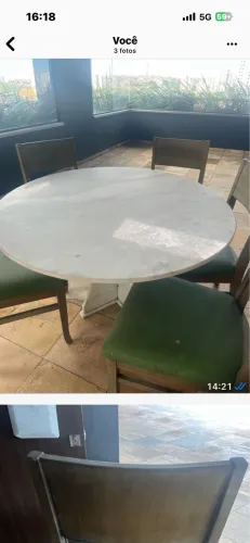 Mesa de mármore com cadeiras