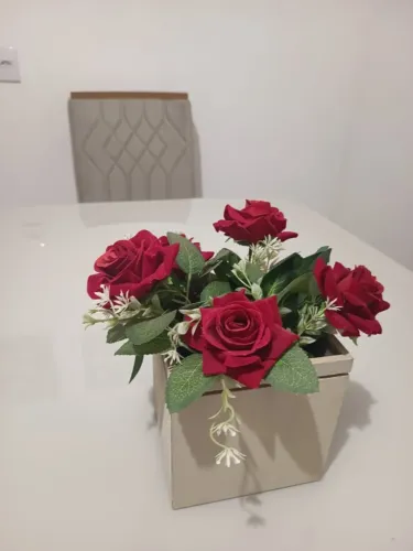 Arranjo Artificial com Rosas Vermelhas em Vaso Branco