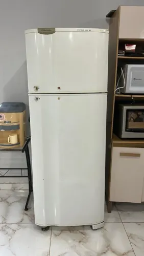 Vendo geladeira Electrolux DC49A funcionando perfeitamente