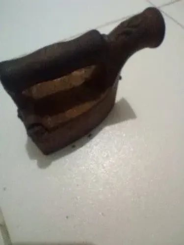 FERRO DE PASSAR ROUPA ANTIGO   A BRASA 