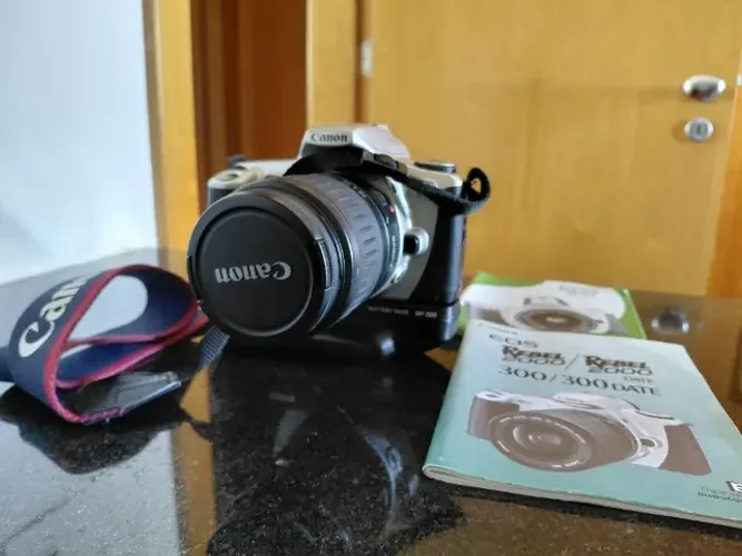 Camera Canon EOS 300 analógica + lente 28-90mm + battery pack BP200