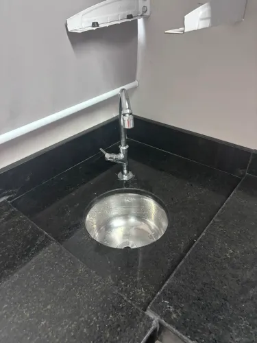BANCADA EM GRANITO PRETO