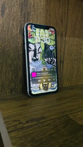 IPHONE XR 64GB COM O FUNDO QUEBRADO