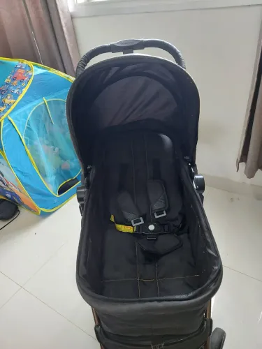 Carrinho de bebê com bebê conforto