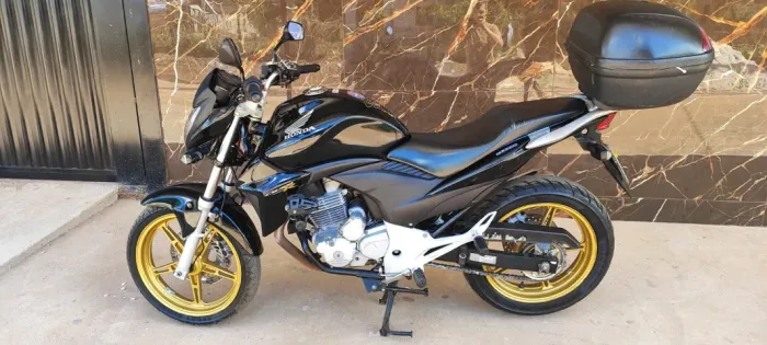 MOTO CB 300R ÚNICO DONO COM BAU ANO 2015