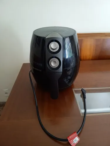 Vendo Air Fryer 110 v Cadence 300,00