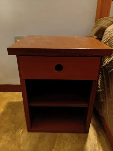 Mesa de cabeceira em madeira maciça