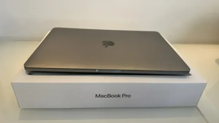 MacBook Pro M2 2022 13" | 512GB SSD, 8GB RAM | Único dono + caixa