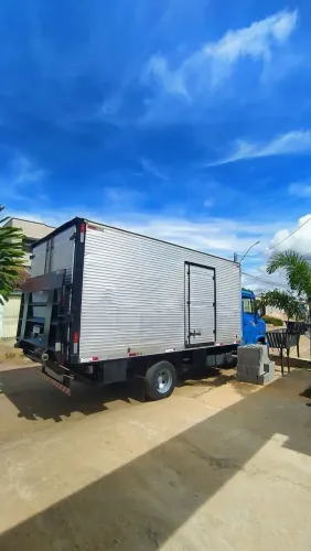 Caminhão com plataforma e paleteira Fretes