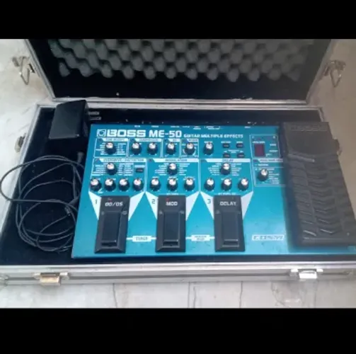 Pedaleira Boss ME50 + case e fonte original 