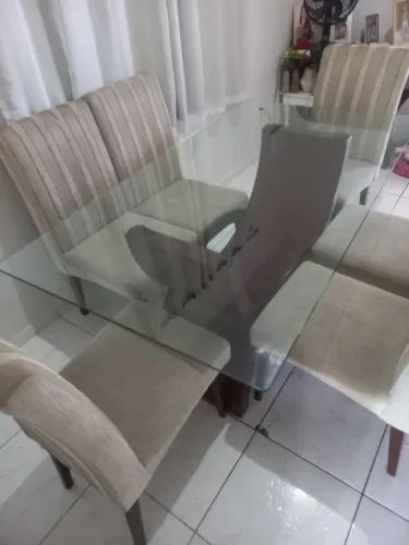 Vendo uma mesa 6 cadeiras em ótimo estado de conservação 1.80 4 anos de uso 
