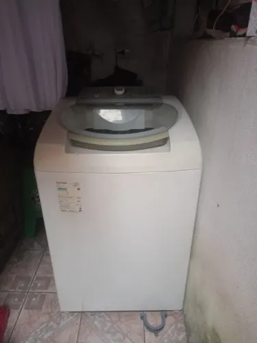 Geladeira, máquina de lavar roupa e quadra roupa