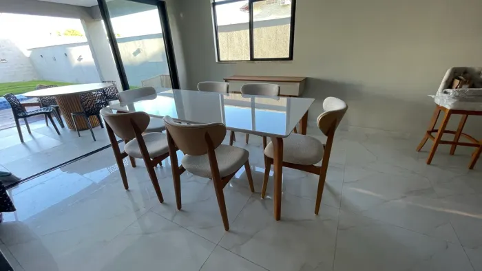 Mesa com cadeiras novas 