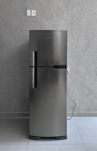 Geladeira Brastemp Inox Frost Free BRM44H 375litros está Super Conservada