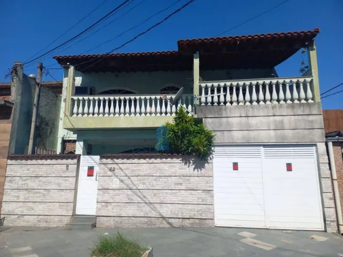 Casa com 4 quartos e piscina