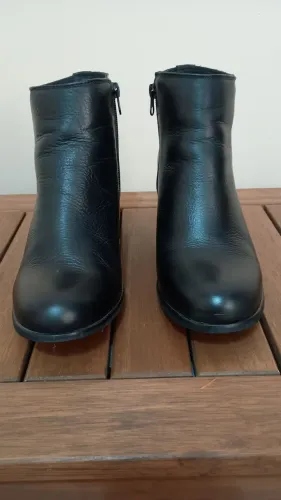 Bota cano curto preta em couro legítimo 