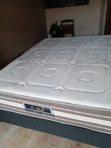 Cama box queem completa , toda higienizado base cor preta tam. 1.98 m cp. por 1.58 m .