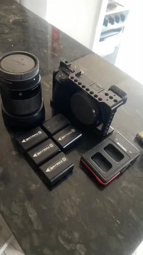 Câmera Sony A6500 + lente Sigma 30mm 1.4 + 6 baterias ?
