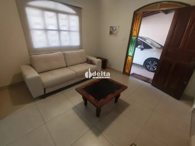 Casa com 3 quartos sendo 1 suíte disponível para locação no bairro Brasil em Uberlândia-MG