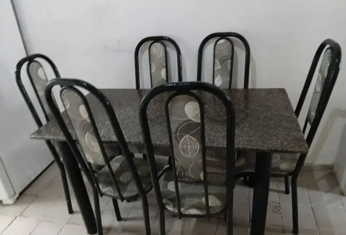 VENDO MESA DE MÁRMORE 6 CADEIRAS