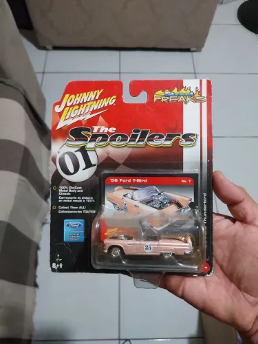 Miniatura Johnny Lightning 1/64 Street Freaks The Spoilers '56 Ford T-Bird Lacrado