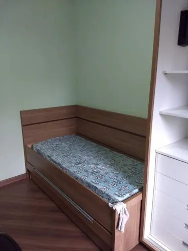Cama de solteiro de madeira com bicama. 0.96 largura x 1.95 comprimento x altura padrão.