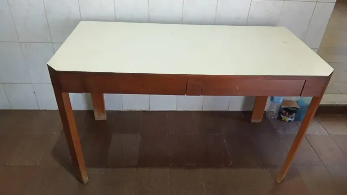 Mesa de madeira maciça com duas gavetas.