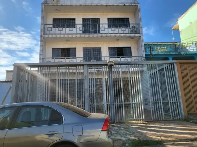 Prédio com 3 apartamentos grandes, uma loja e uma casa Riacho fundo 2
