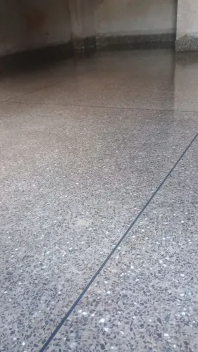 PISO DE GRANITINA E CONCRETO USINADO 
