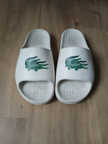 chinelo slide lacoste