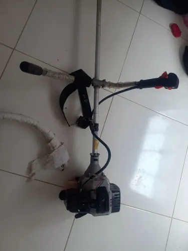 Roçadeira semi nova