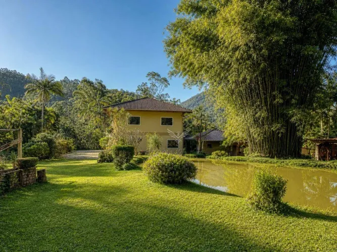 Sitio com casa boa, lagoa em muita natureza