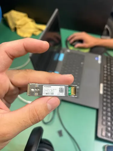 módulo transceptor óptico SFP+ da Huawei.