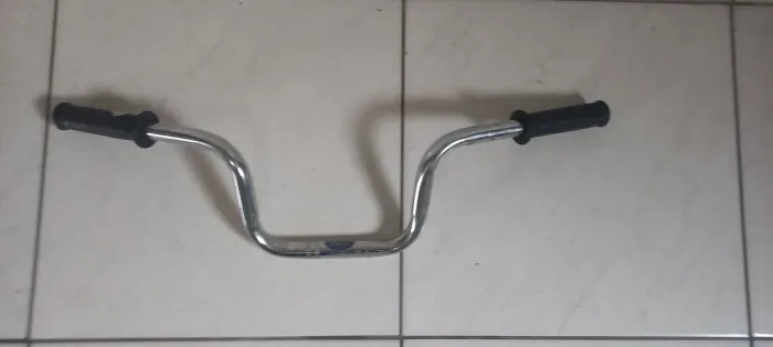 Guidão cromado alto da marca Pro Tork