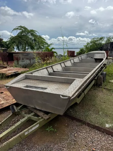 Lancha/ bote de alumínio nunca usado