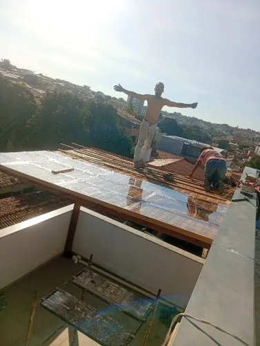 Instalação de cobertura de acrílico/policarbonato e forro de bambu 