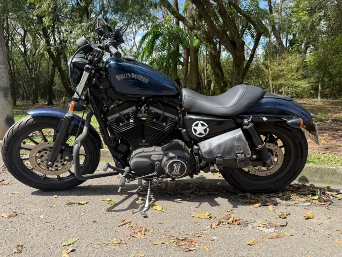 Harley-Davidson Iron 883 2013 - Azul, 63 mil km, com sissy bar e bagageiro