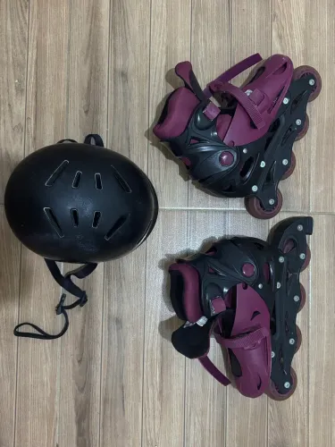 Patins e capacete bem conservados