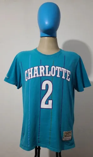 Camisa do Charlotte Hornets Michell azul tamanho M forma grande, bonita, original. 