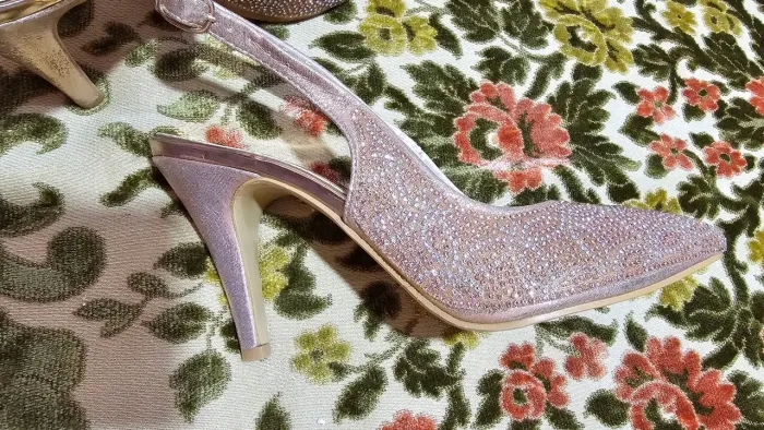 Scarpin strass dourado 38