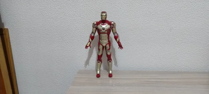 Boneco Homem de Ferro Hasbro - emite sons e ascende luzes