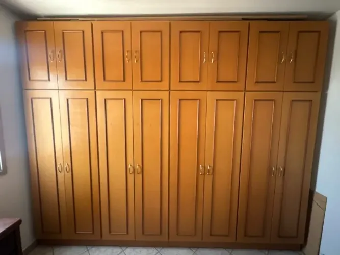 Armario de madeira, 6 portas